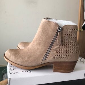 Beautiful suede Kensie stylish booties. taupe, new
